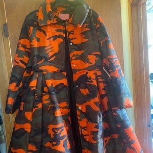 Women Large Orange Army Fatigue Coat!! Clean and Warm!! No stains!! No rips!!